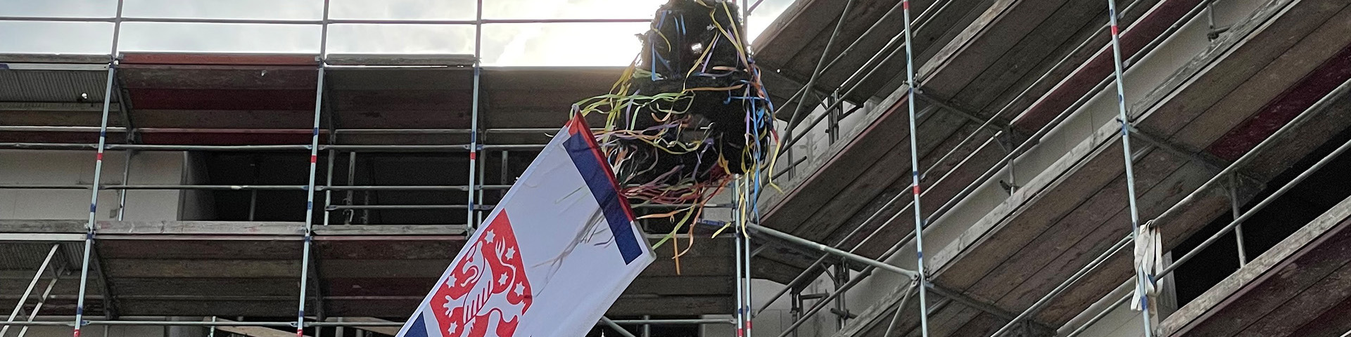 Richtfest am Urbicher Kreuz: Neubau des TÜV Thüringen absolviert nächsten Meilenstein